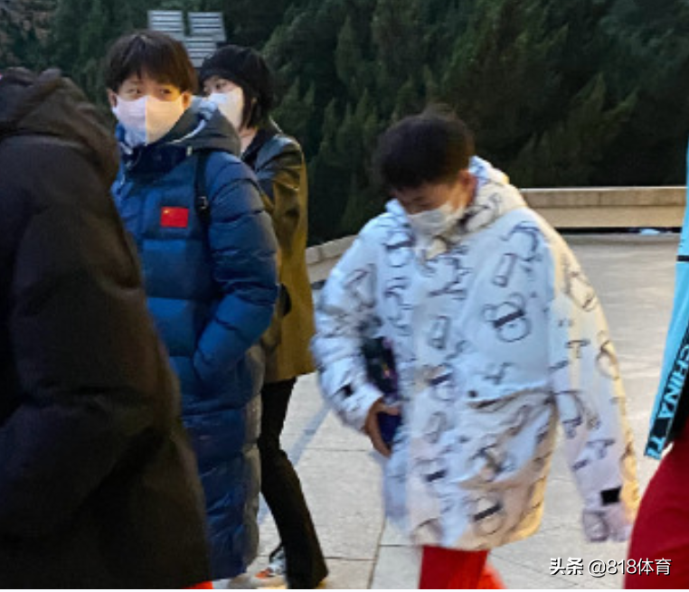 大佬!全红婵裹大衣捧保温杯走出老干部气派,军神吕小军当贴身保镖