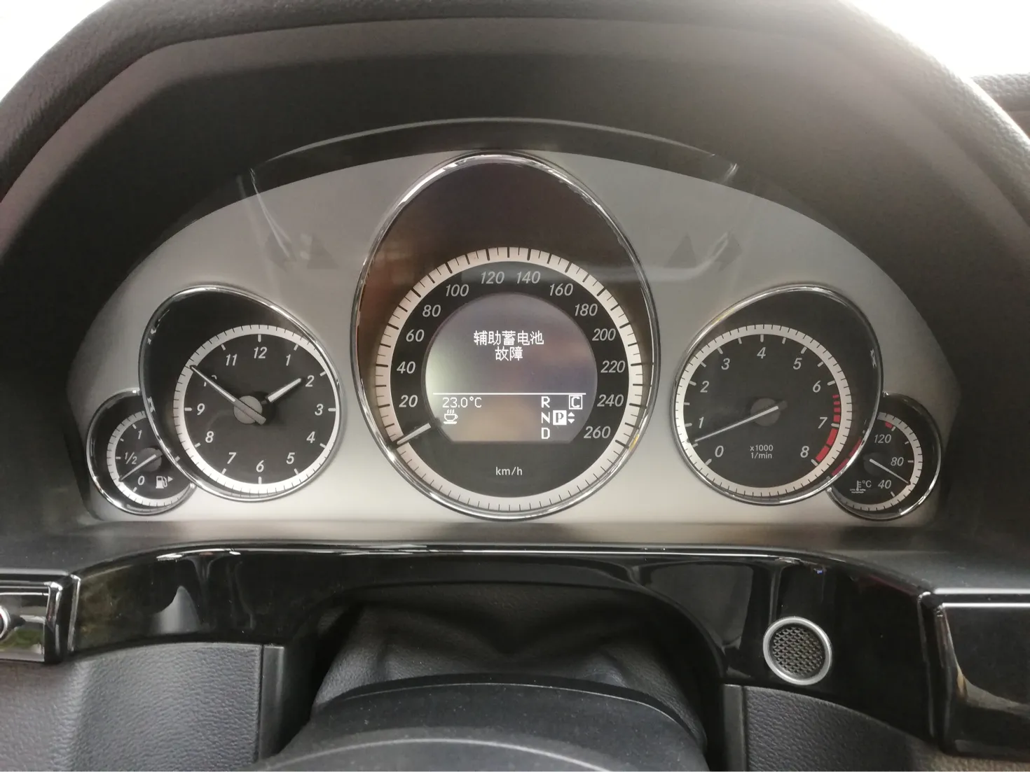 方灯E300L“辅助蓄电池故障”