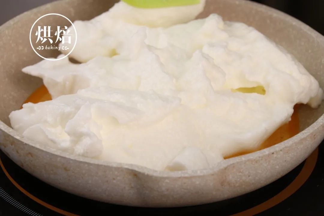 用平底锅煎了个蛋糕 播放量一不小心上了千万 软软呼呼像云朵