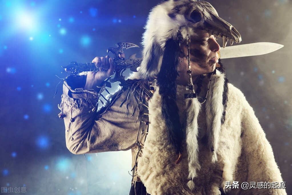 沾着血迹的爪子,滴成冰凌刀,刀刺入你的心脏,一只披着羊皮的狼,被猎人