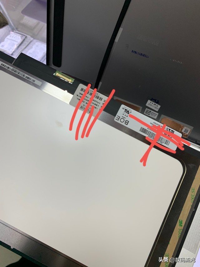 同学笔记本电脑屏幕坏了，换屏时老板报出多种价格，你别被骗了