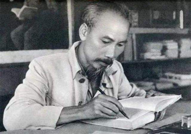 1950年胡志明秘密来华，找接待人员要零花钱，给邓颖超买了件礼物