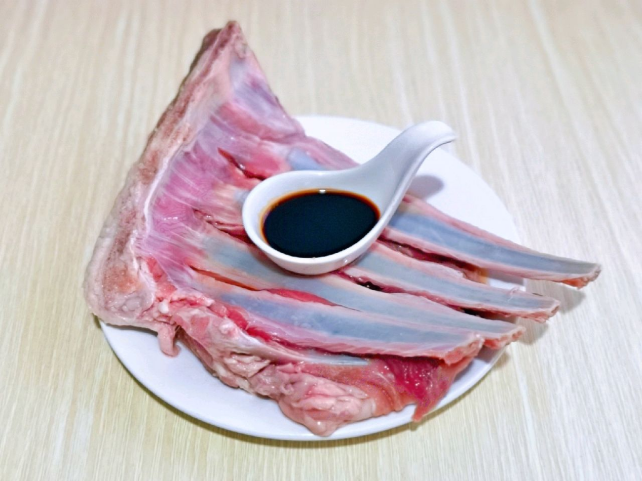 家里有烤箱就能做，奥尔良烤羊排太像样，羊排烤的滋滋冒油真香