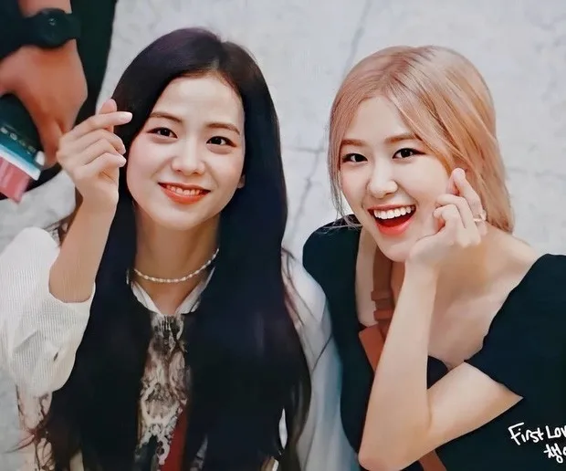 Lisa为何向JENNIE道歉;IZ*ONE衍生组合的名字是?