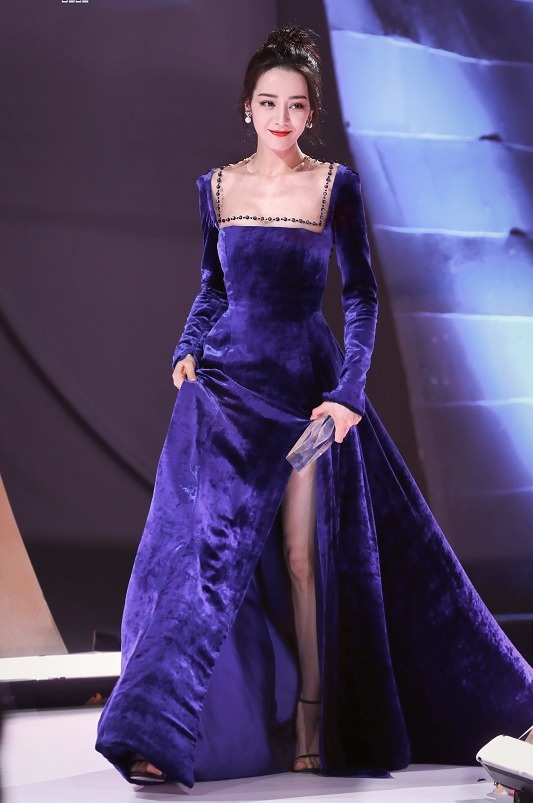 迪丽热巴人美又会穿，一袭宝蓝色丝绒长裙高贵典雅，高级时髦