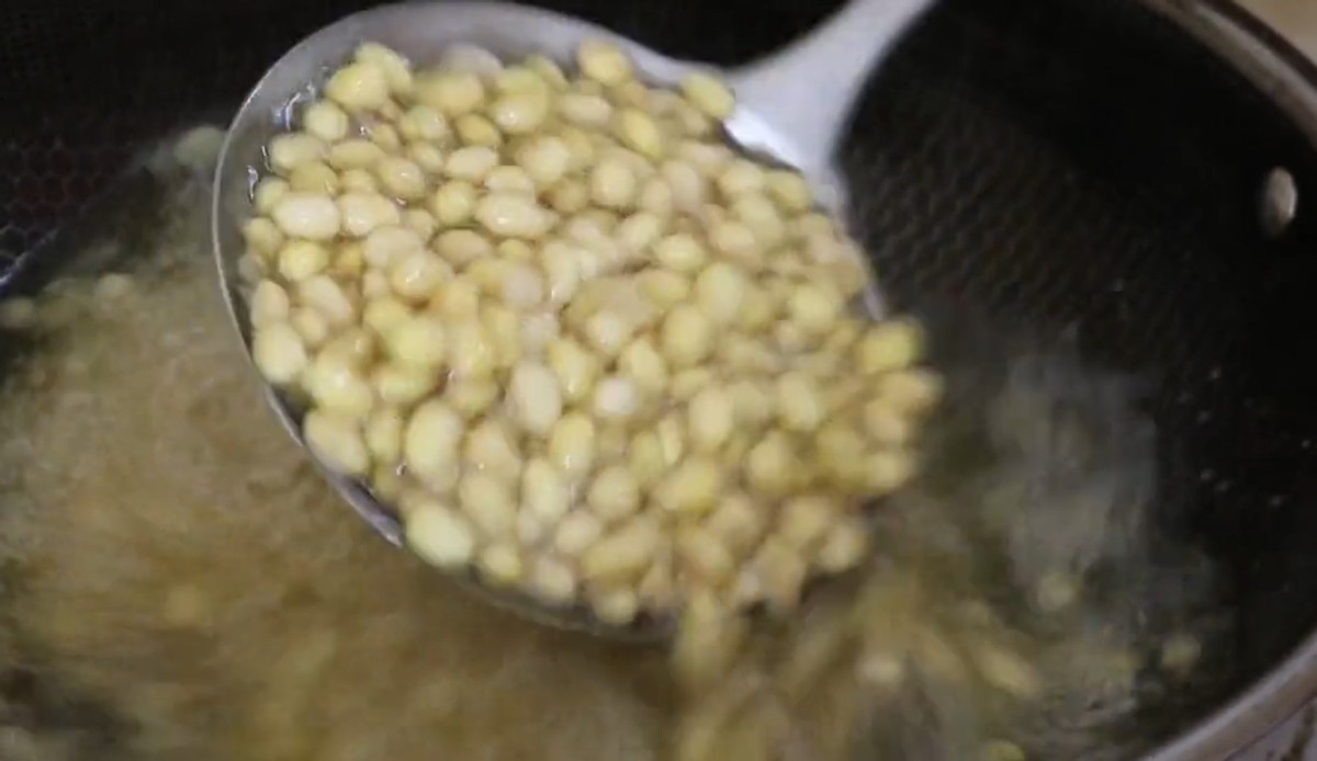 黄豆不要再打豆浆了，试试这种新做法，酥脆咸香，全家人都爱吃