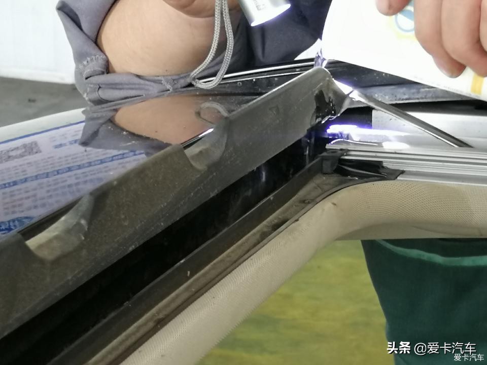 奔驰天窗漏水，夏季到了你的天窗排水系统检查了没？