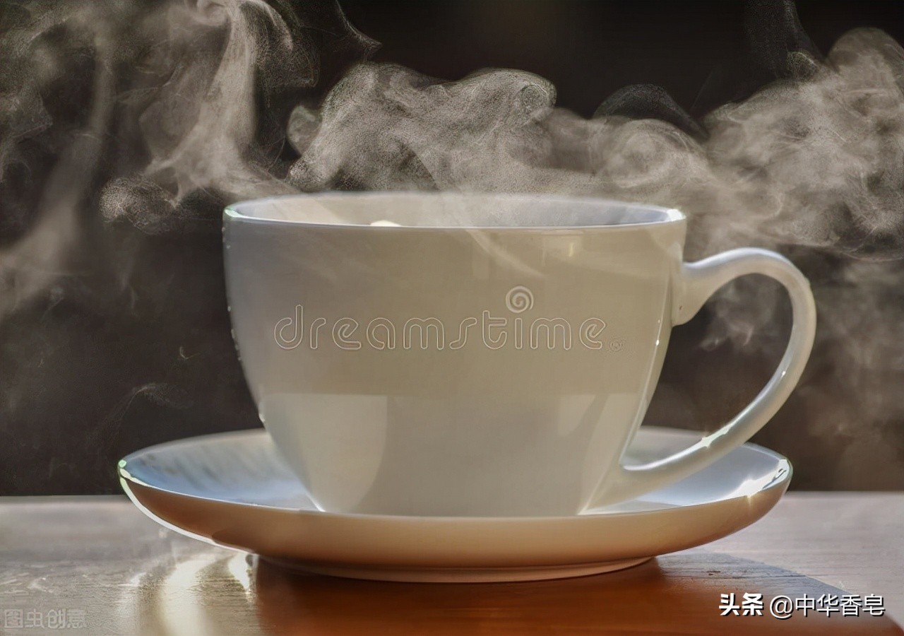 白雪皑皑的清晨，饮一杯氤氲热茶，蓝风铃香相随，煦暖安然的时光
