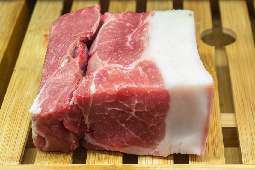 别再用热水解冻肉了，老师傅教你2招，10分钟解冻，肉质很新鲜