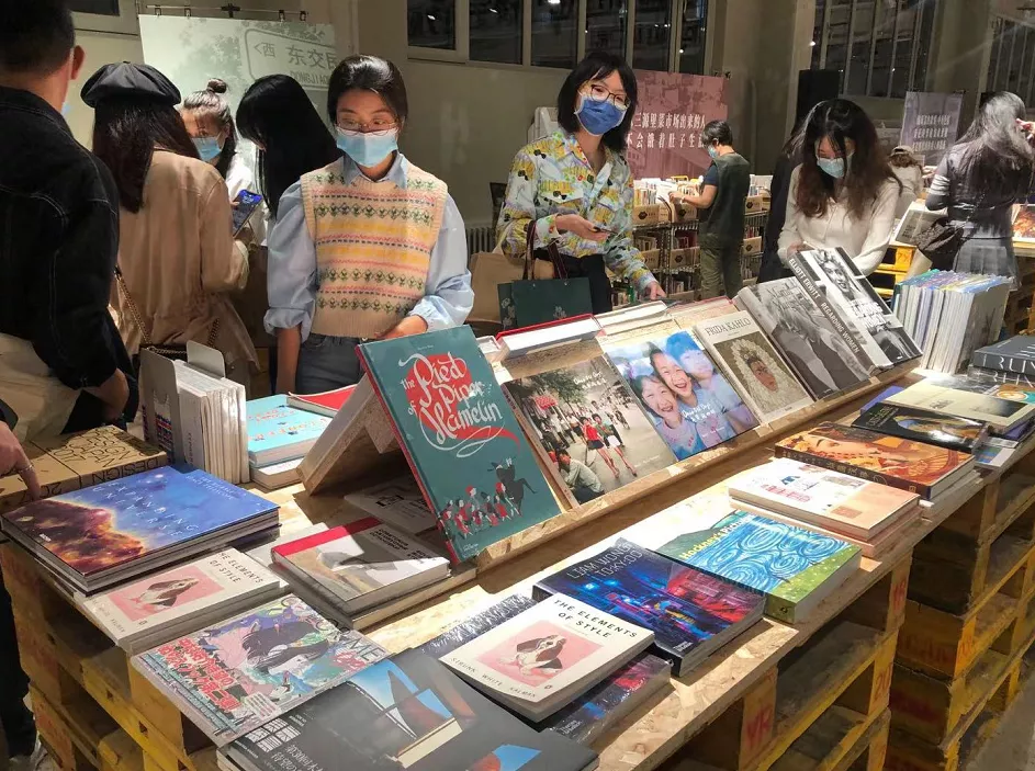 俘获线上、拥抱线下,这些品牌正在「破圈突围」