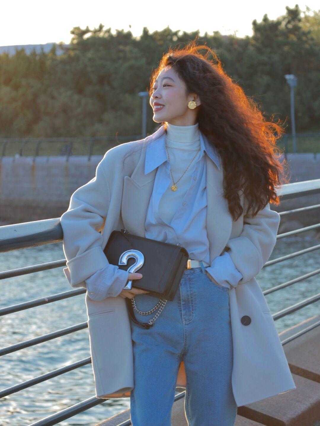 小个子女生，尽量穿大衣配短靴，2021年流行这几款，气质非凡