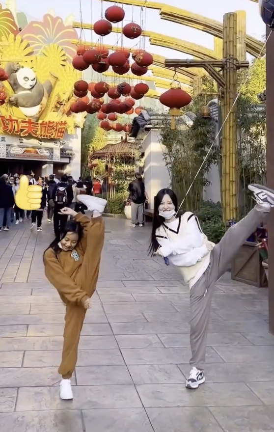 李小璐带女儿打卡环球影城，母女俩同步秀高抬腿，同款发型像姐妹