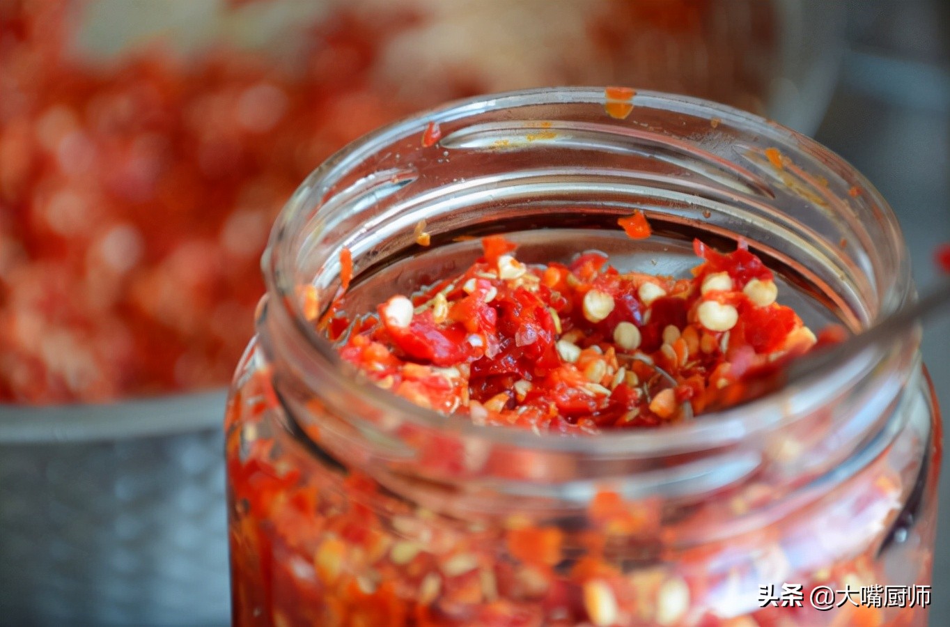 贵州大娘教你做辣椒酱，别只会放盐，多放2样味道香，放1年不长毛