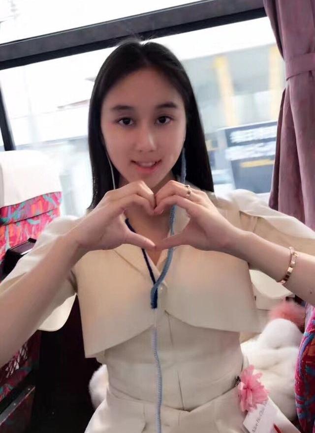 被何鸿燊宠爱，貌美还是学霸，21岁身家超6亿，何超欣让人羡慕？