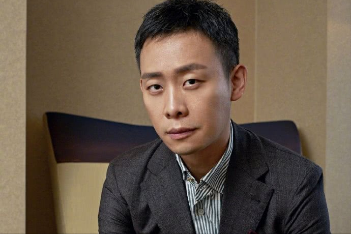 初恋女友车祸身亡,影帝张译娶大6岁二婚妻子,至今无儿无女