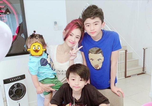 张柏芝被俩儿子甜蜜亲吻！14大儿子留胡子变化大，一头卷发侧脸帅