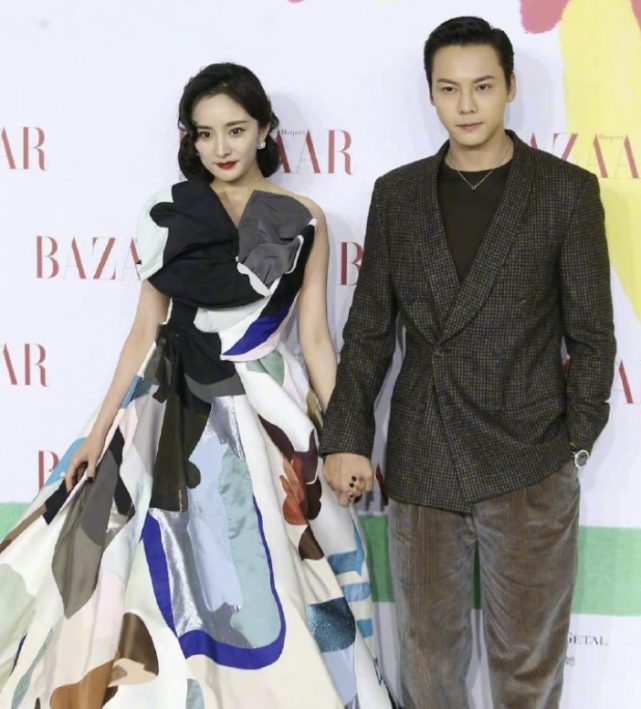 杨幂陈伟霆拍双人大片，方诸海市戏外比心，直播互动花式撒糖