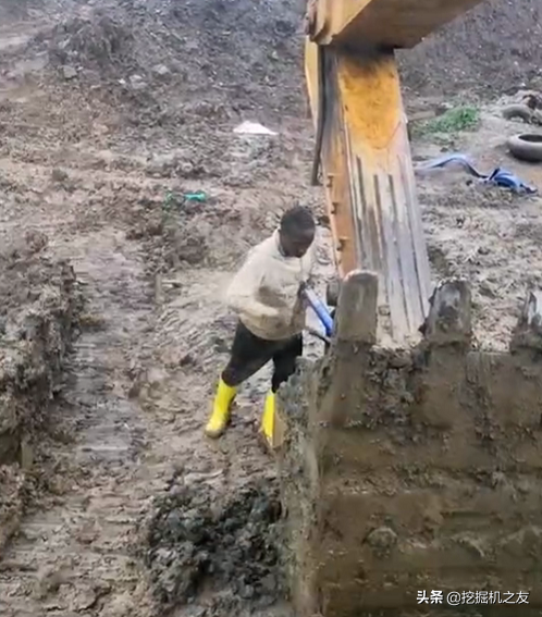我在非洲开挖机，干活三班倒，老黑经常开翻车...