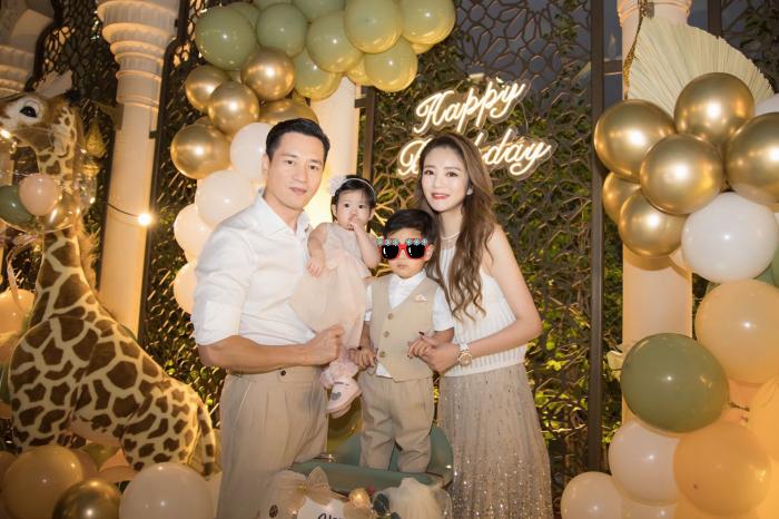 安以轩晒女儿萌照，娃宝淡定吃手坐姿霸气，露肩膀被喊话注意举止