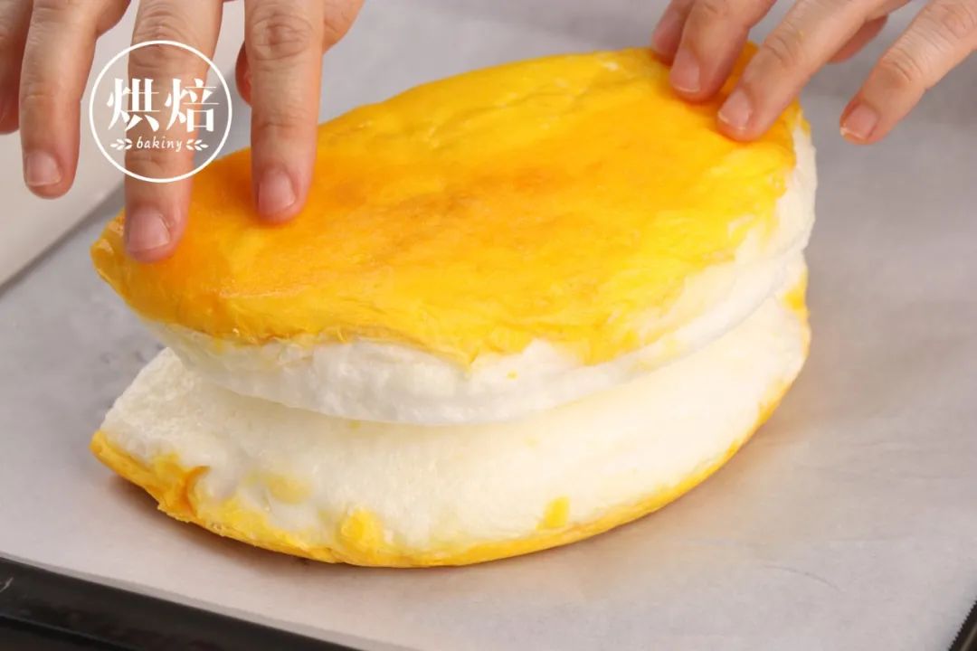 用平底锅煎了个蛋糕 播放量一不小心上了千万 软软呼呼像云朵