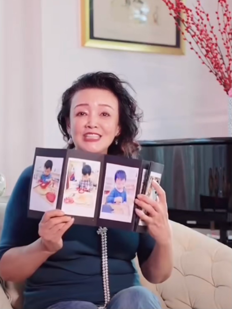 汪小菲母亲翻孙子照片，因思念眼眶湿润，与儿媳大S长期分隔两地