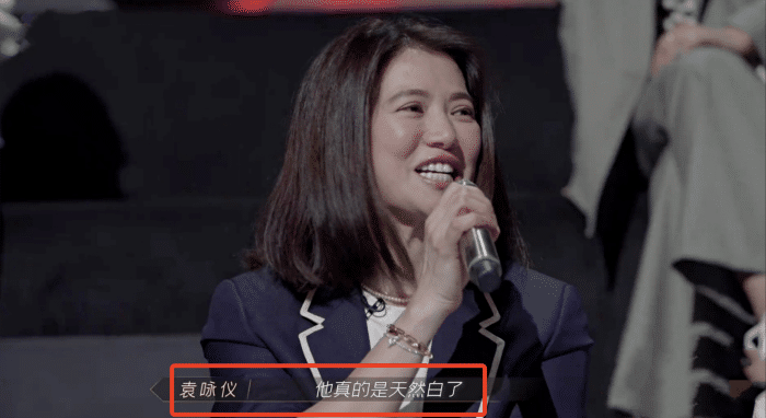 网友偶遇仙靓夫妇就餐，张智霖微笑有亲和力，袁咏仪托腮状态少女