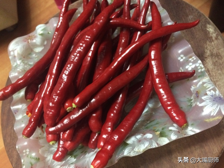 贵州大娘教你做辣椒酱，别只会放盐，多放2样味道香，放1年不长毛