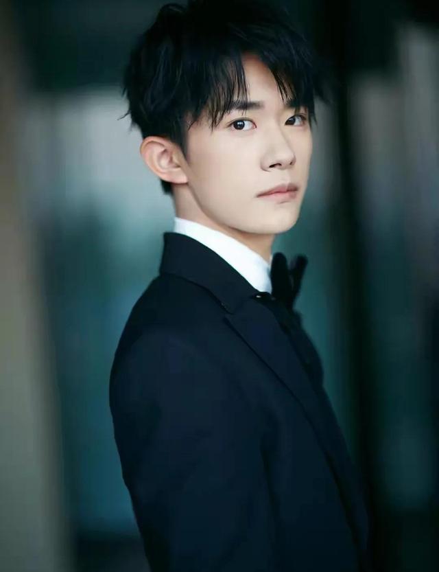 农村厂妹的逆袭记，为培养儿子疯狂报班，易烊千玺的妈妈创造奇迹