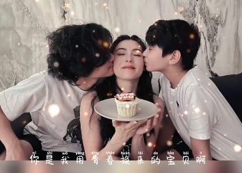 张柏芝被俩儿子甜蜜亲吻！14大儿子留胡子变化大，一头卷发侧脸帅