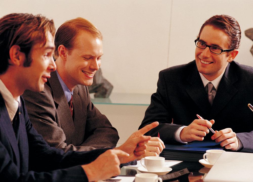 而不自信自卑的人群,逃避着交谈对象的目光,这时他的脑子里想的,可能