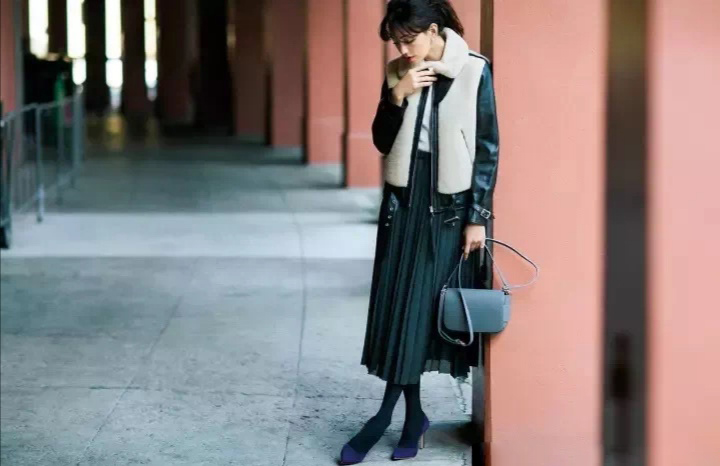 冬季火了一组搭配，叫"打底裤+高跟鞋"，显高保暖又优雅