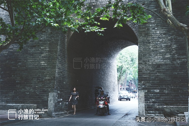 西安城墙下烟火老街，串起一堆奇奇怪怪的地名！为了吃也该来一趟