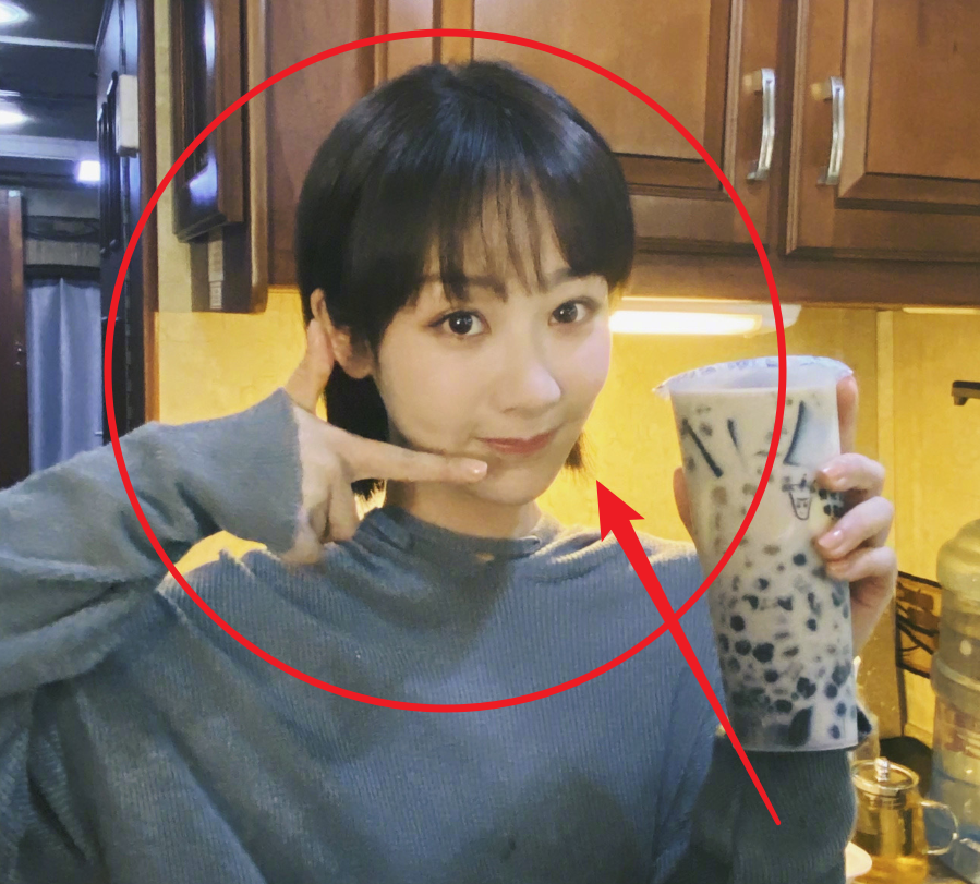 楊紫手捧奶茶照也火了，和奶茶妹妹相比，明星和網紅的差距很顯然