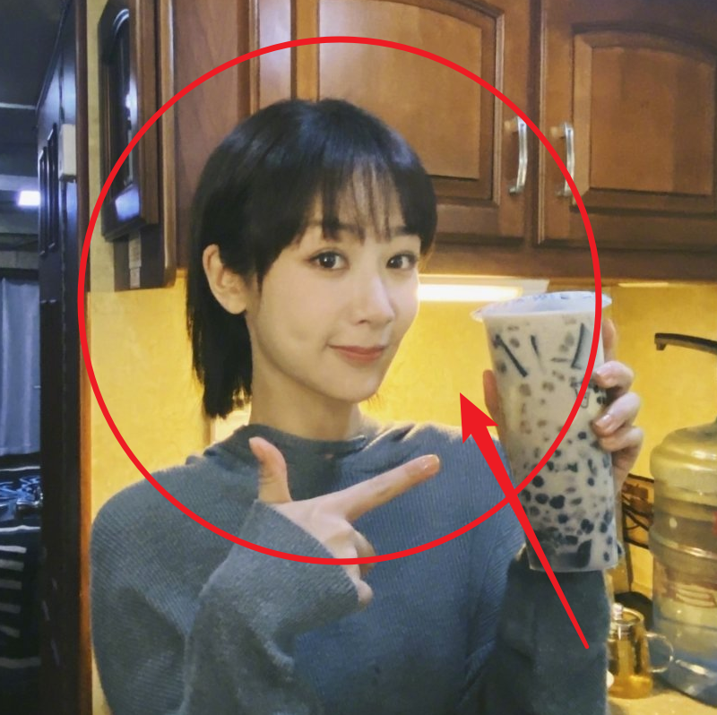 楊紫手捧奶茶照也火了，和奶茶妹妹相比，明星和網紅的差距很顯然