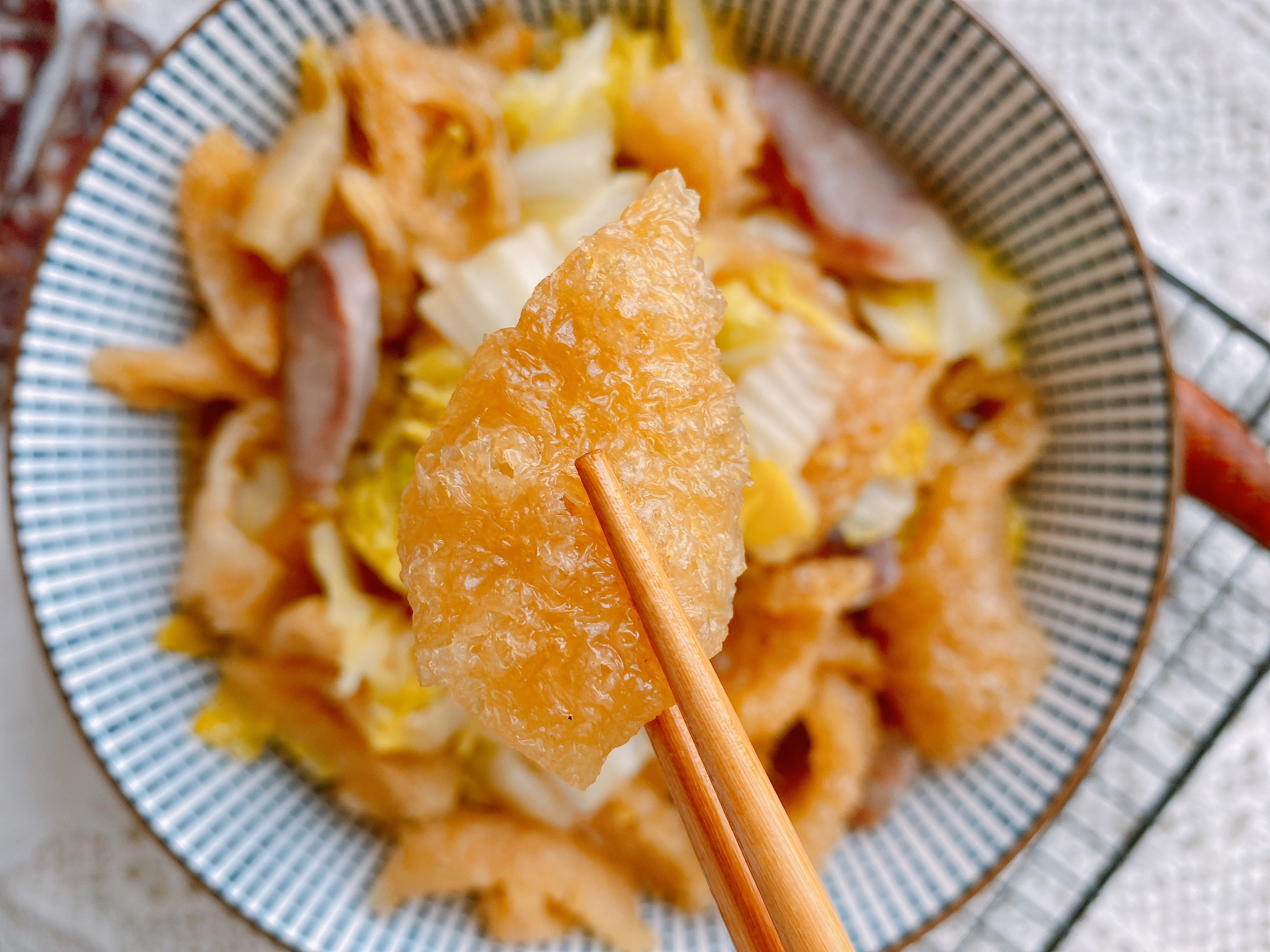 猪皮这样做太香了，加点白菜，吸饱汤汁咸香入味，爽滑劲道超下饭