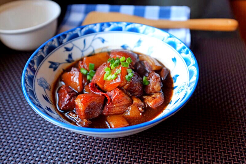 2斤猪肉加上2块腐乳，做一份香糯诱人的腐乳红烧肉，软烂解馋