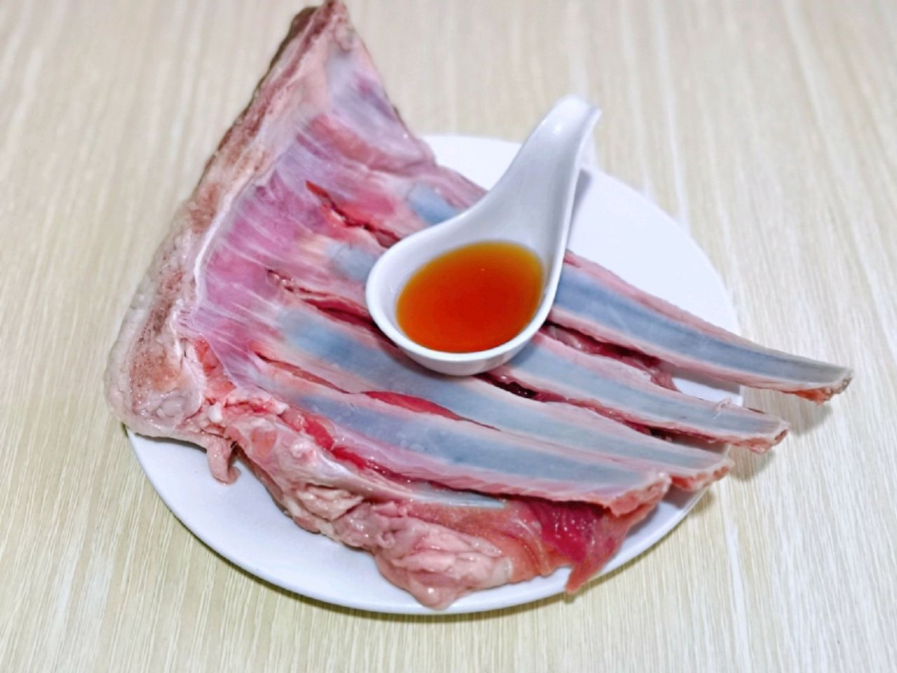 家里有烤箱就能做，奥尔良烤羊排太像样，羊排烤的滋滋冒油真香
