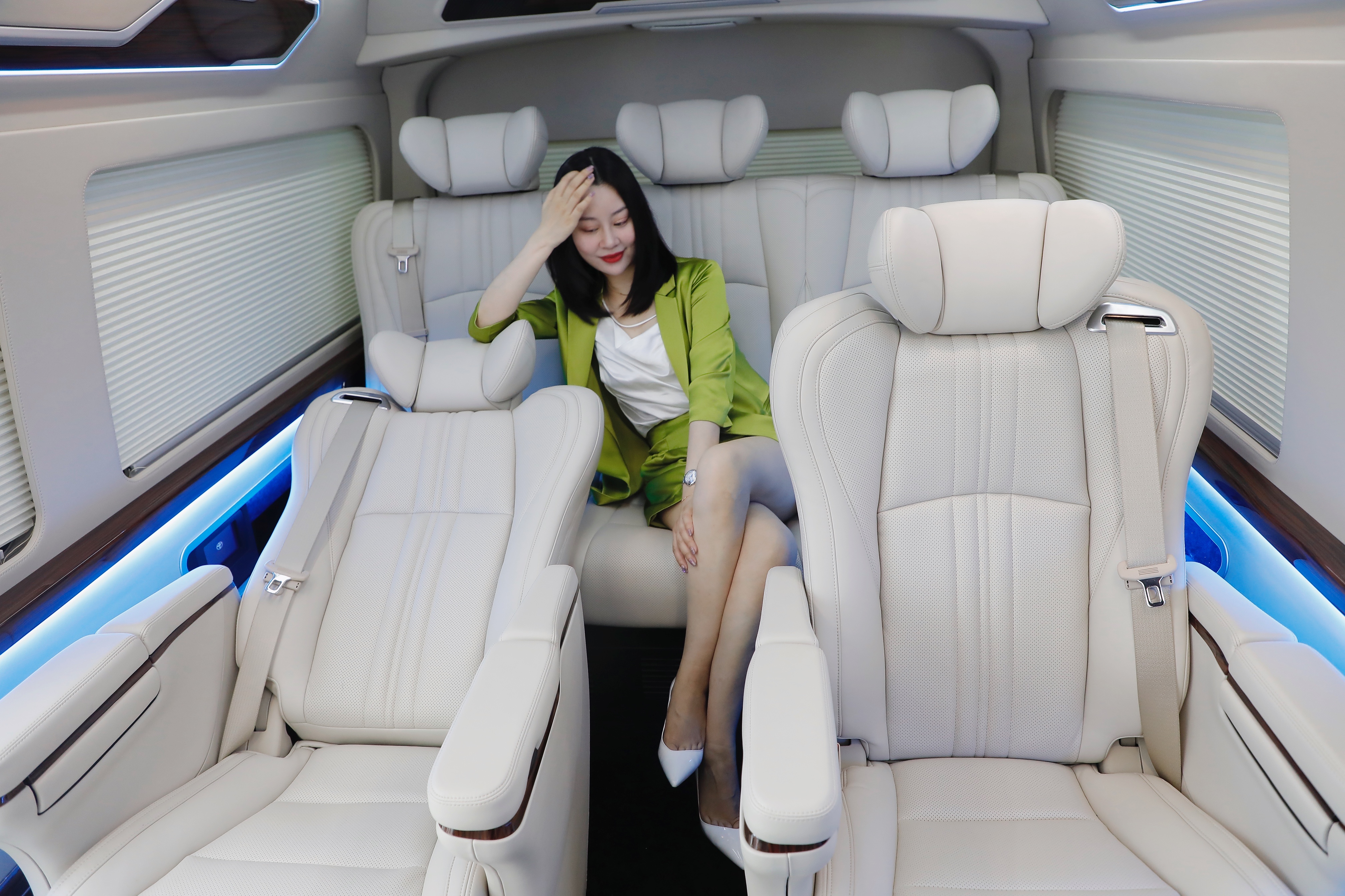 实拍5.9米长的丰田保姆车！配4个埃尔法航空座椅，MPV头号霸主？