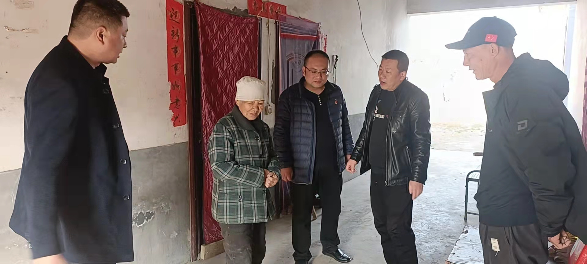 华阴市委政法委开展“大走访、送温暖”活动