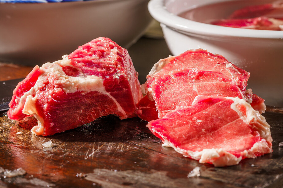 别再用热水解冻肉了，老师傅教你2招，10分钟解冻，肉质很新鲜