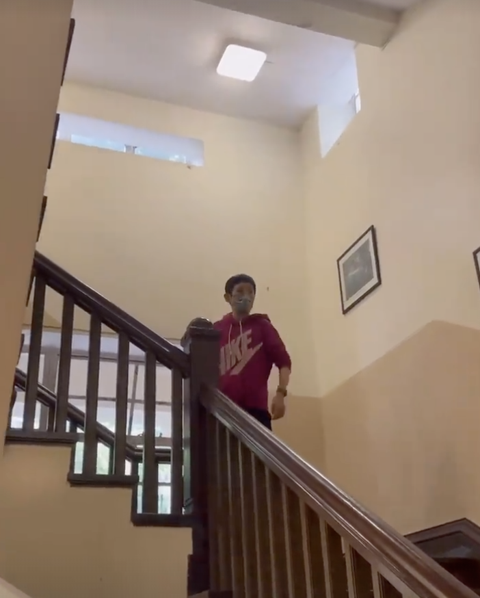 吴君如带丈夫女儿回母校，陈可辛厚底鞋抢镜，女儿身高快赶上妈妈