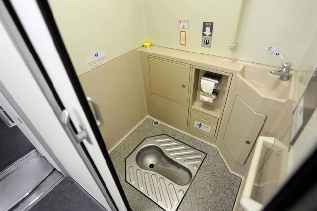 高铁上厕所粪便是怎么处理的，难道不会发臭吗？乘务人员说出答案