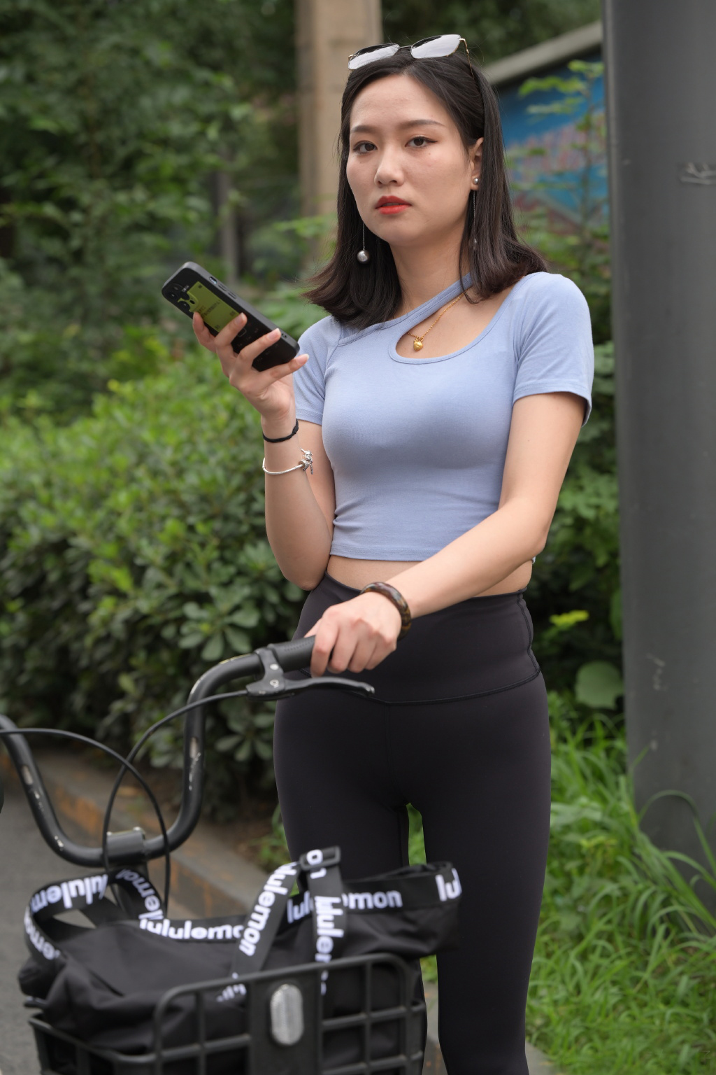 夏季修身的打底裤，同样穿出显瘦的效果，搭配短袖衫清爽又休闲