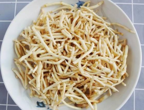 凉拌折耳根时，记住这3个小技巧，折耳根脆爽入味，越吃越香