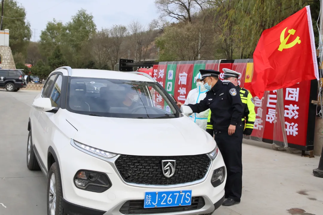 甘泉公安：抗疫一线党旗红 勇担使命践初心