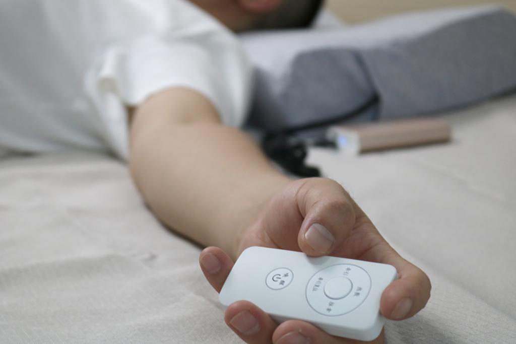 颈部放轻松 睡眠更轻松——8H 小欢喜石墨烯热敷仿真按摩助眠枕