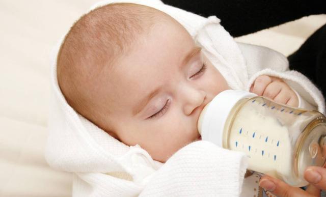 试管宝宝什么时候戒夜奶？最好不要超过这个月，影响发育还不长个