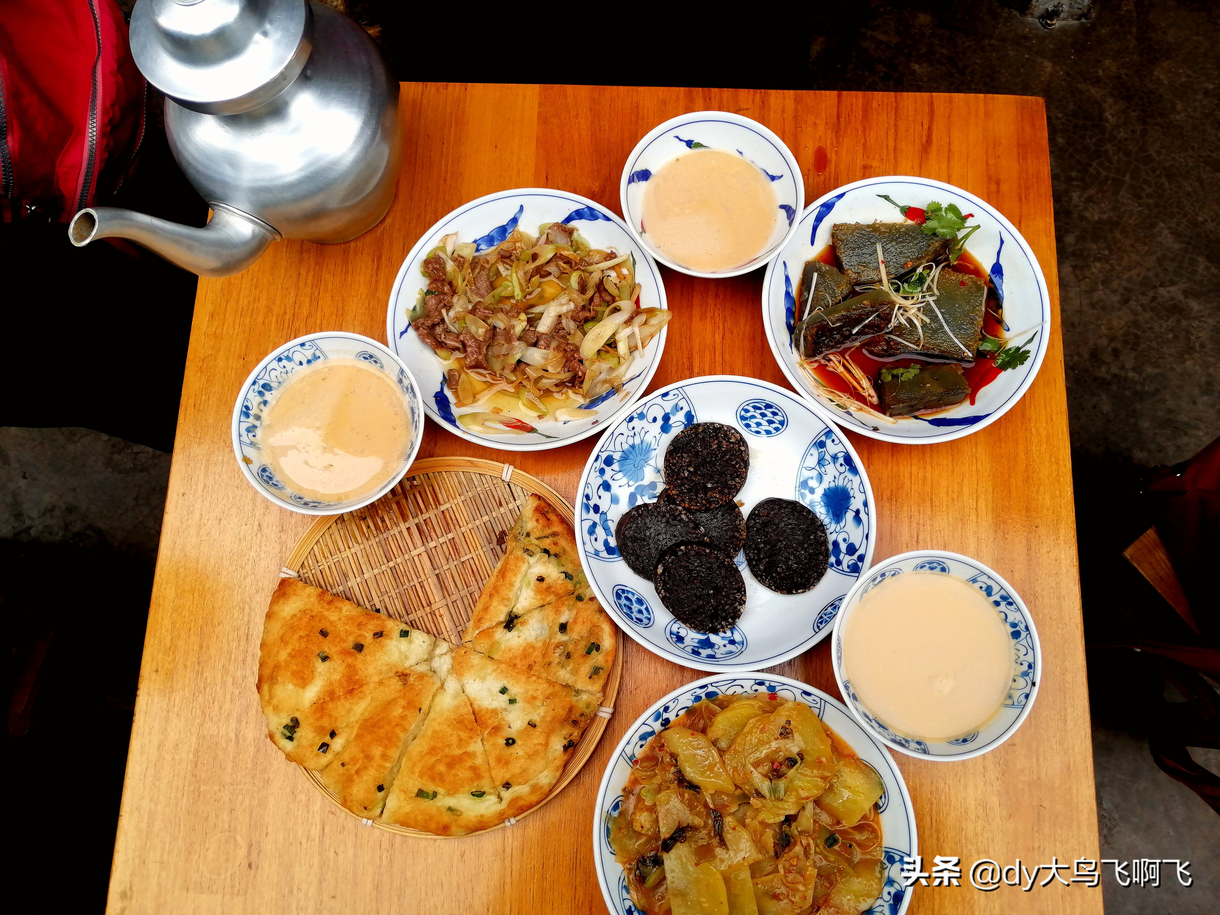 出去旅游吃美食的说说(出去旅游吃好吃的朋友圈适合发什么)