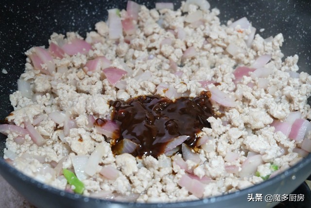 夏天常做的拌面，有肉有菜还有芝麻酱，做法简单味道好，全家都爱