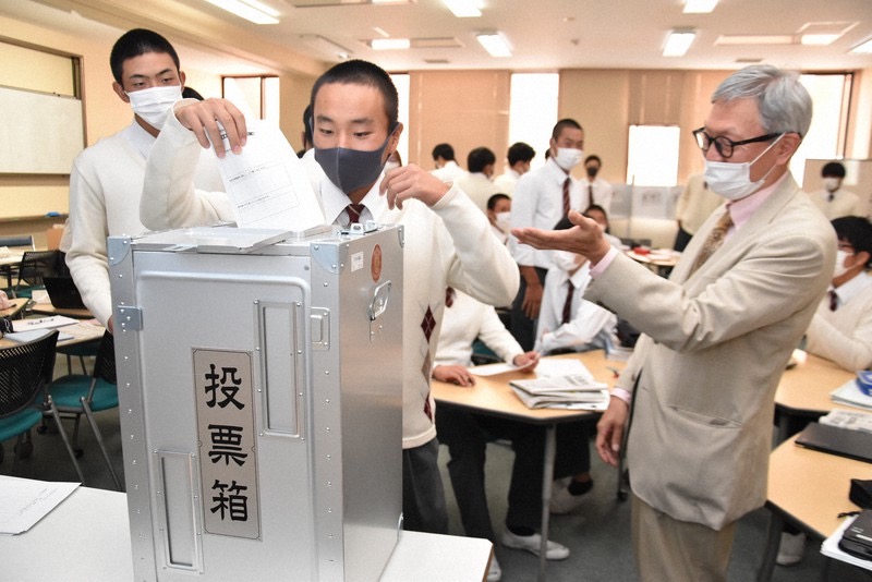 上任一个月就连任成功！日本首相岸田文雄却笑不起来：包机竞选难打动人心，号称“对华一步都不退让”